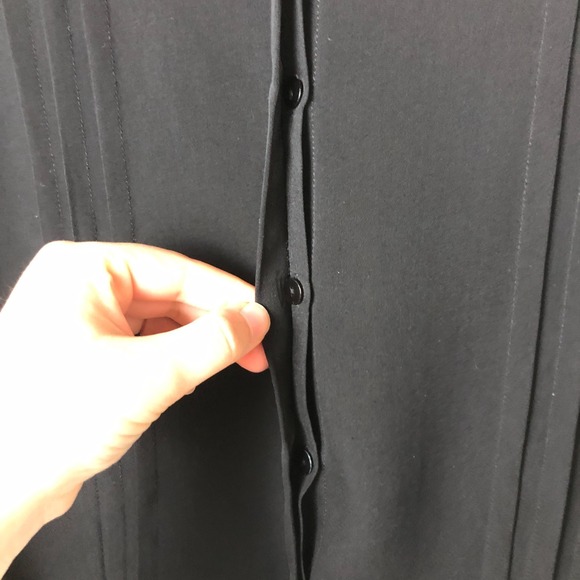 L'Agence Womens 100% Silk Pleated V-Neck Button Down Size M Black Quiet Luxury - Picture 3 of 12